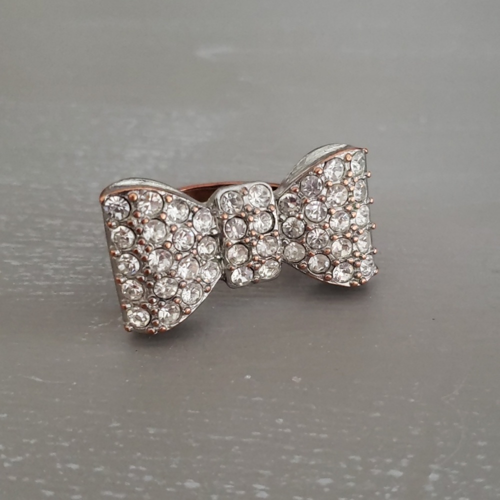 RHINESTINE BOW COCKTAIL RING